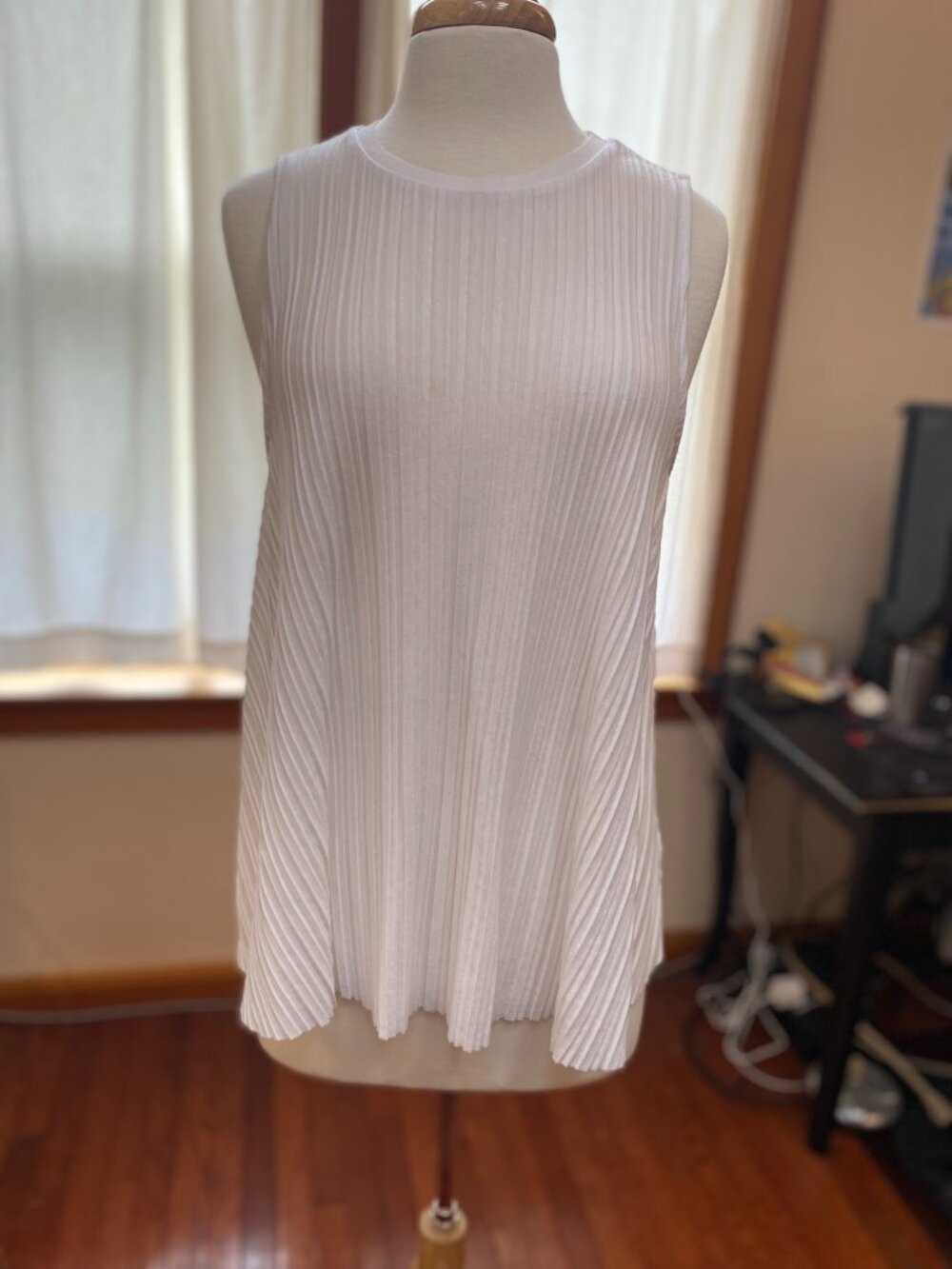 White sleeveless pleated swing blouse, size L